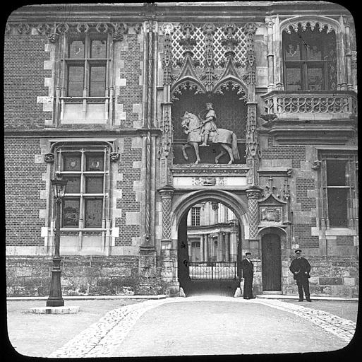 Portail d'entrée de l'aile Louis XII et sa statue équestre