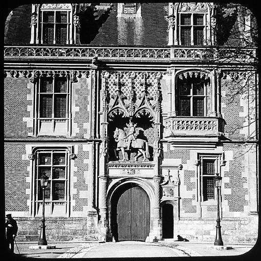 Portail d'entrée de l'aile Louis XII et sa statue équestre