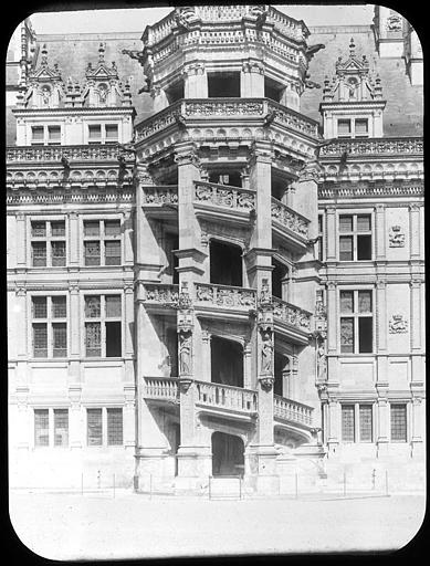 Aile François Ier, la façade sur cour et l'escalier