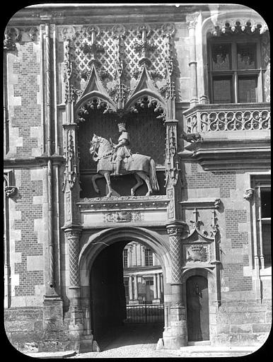 Portail d'entrée de l'aile Louis XII et sa statue équestre