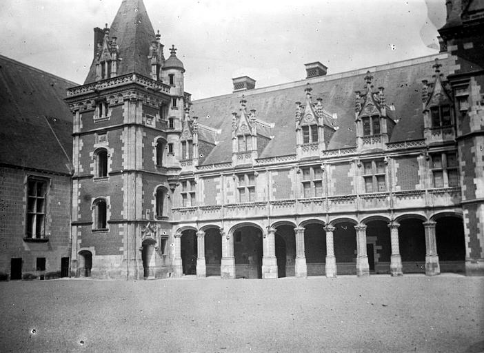 Façade sur cour de l'aile Louis XII