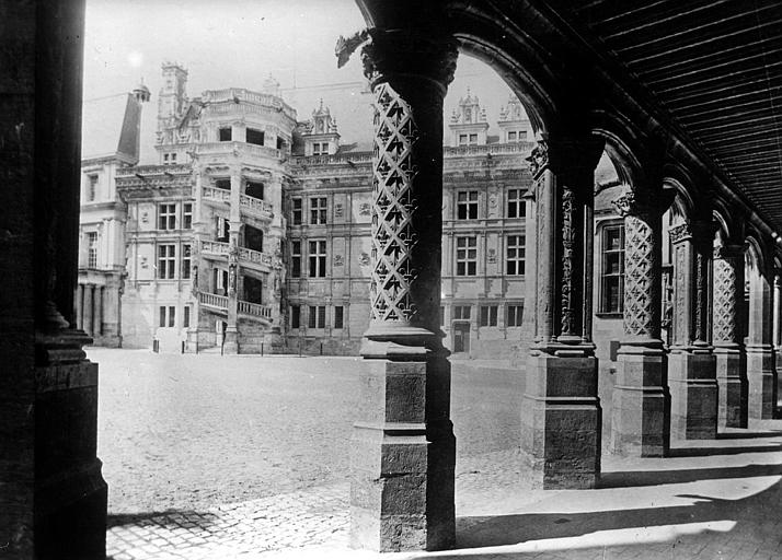 La colonnade de la galerie de l'aile Louis XII