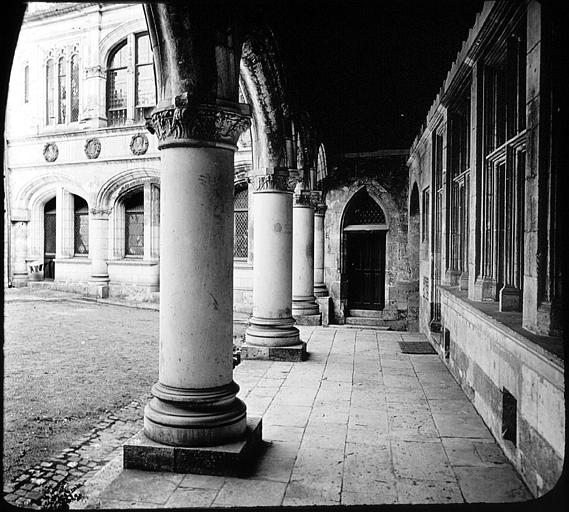 La galerie de la cour au rez-de-chaussée