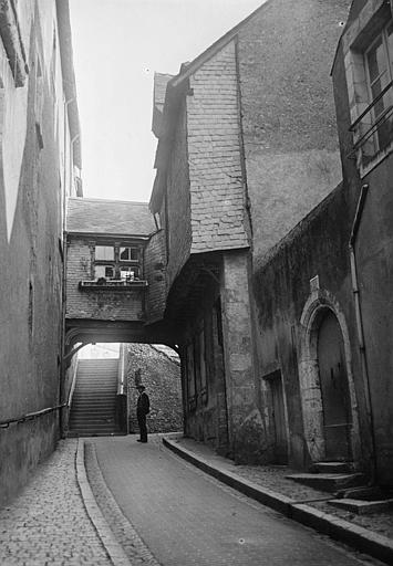 Galerie en passerelle sur la rue et façades attenantes