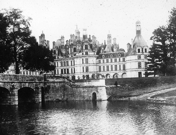 Le château vu des bords du Cosson