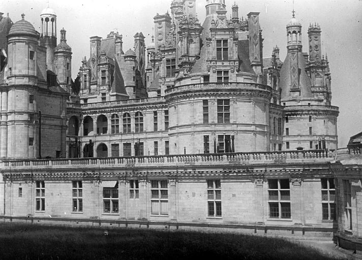 Le donjon vu de la cour d'honneur