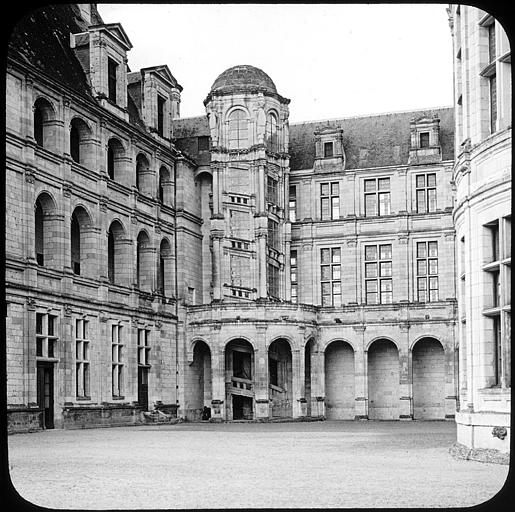 Escalier d'angle dans la cour intérieure