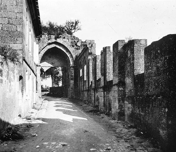 La façade occidentale et les remparts de la ville