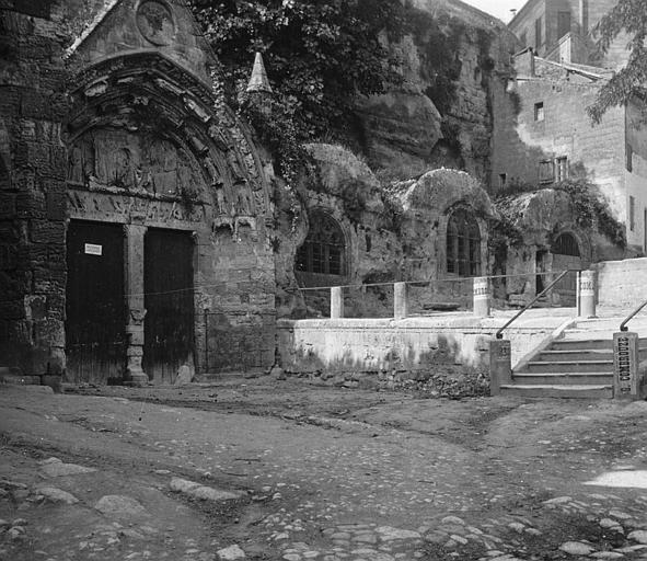 Portail et abside de la chapelle de la Trinité