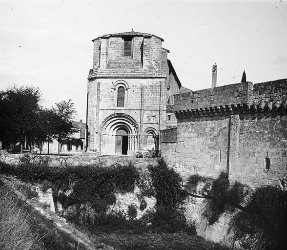 Le château du roi et le clocher de l'église monolithe