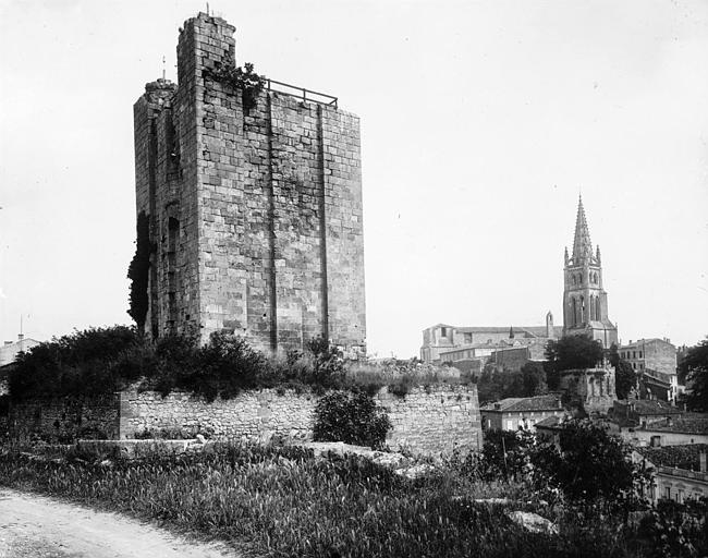 Le château du roi et le clocher de l'église monolithe