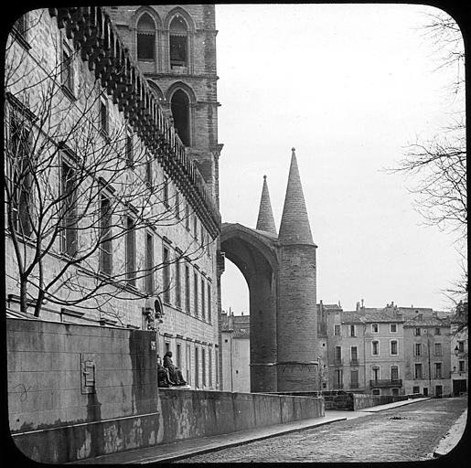 Façade ; vue partielle du porche de la cathédrale