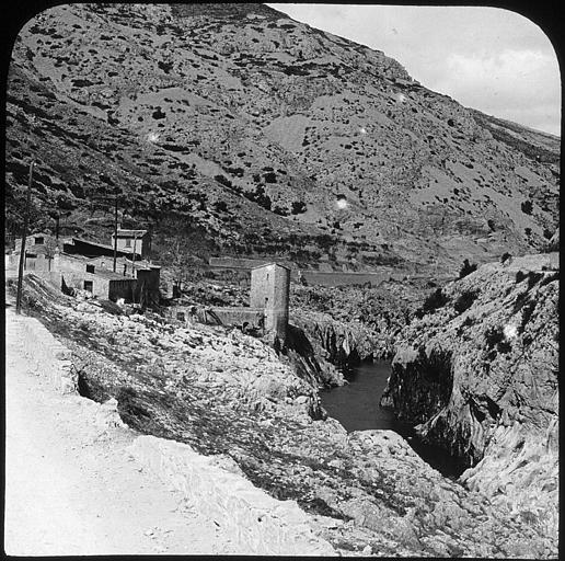 Vieux moulin dans les gorges