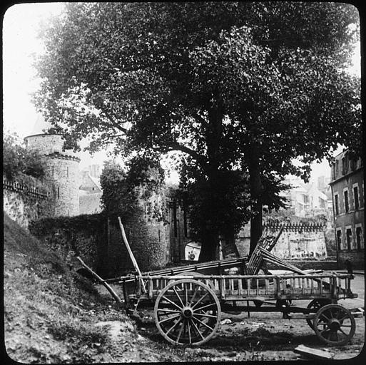 Les remparts du château et une porte