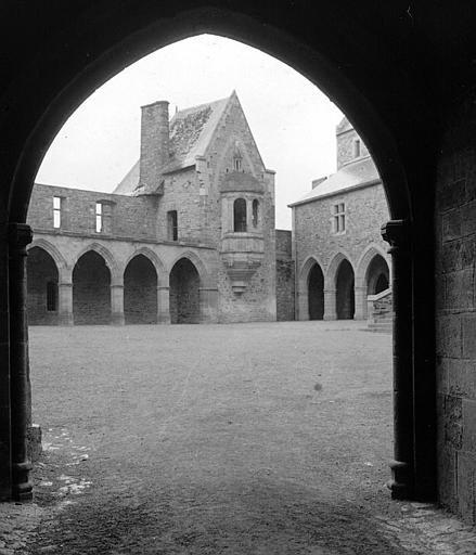 La Tour de l'Oratoire et les galeries gothiques ; intérieur de la cour