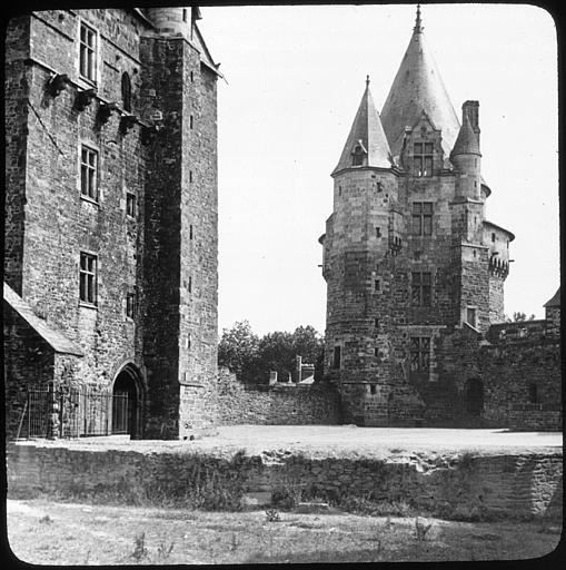 Châtelet d'entrée et Tour Saint-Laurent ; intérieur de la cour