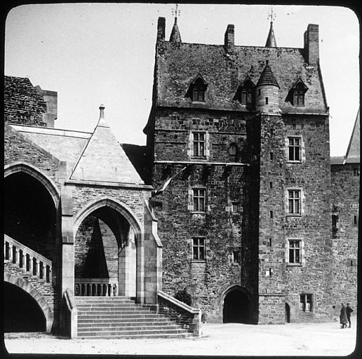 Châtelet d'entrée ; intérieur de la cour