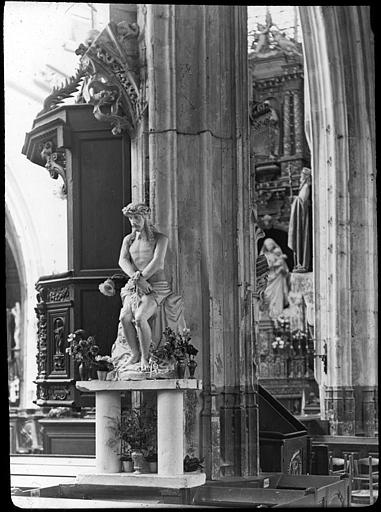 La chaire et la statue du Christ attendant le supplice