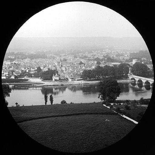 Vue panoramique de la ville prise de la colline Saint-Michel