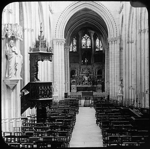 Vue intérieure de la nef et du choeur