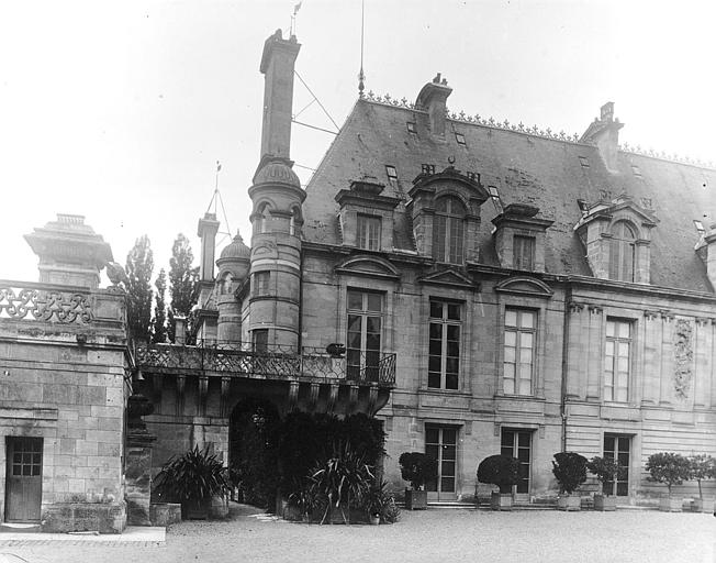 Façade du château sur la cour