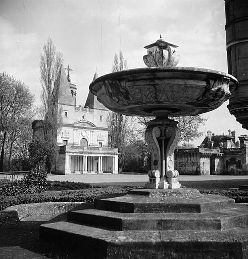 Vue générale de la chapelle prise de l'extrémité du château