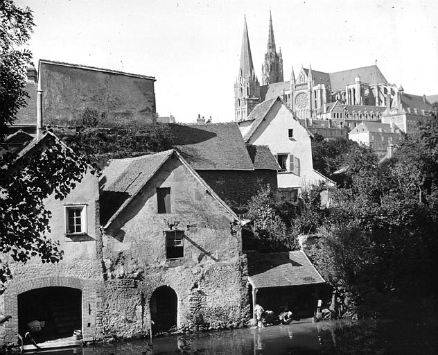 La cathédrale et les vieilles maisons au bord de l'Eure