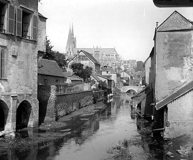 La cathédrale et les vieilles maisons au bord de l'Eure