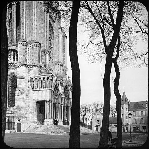 Transept sud, le porche vu du sud-ouest