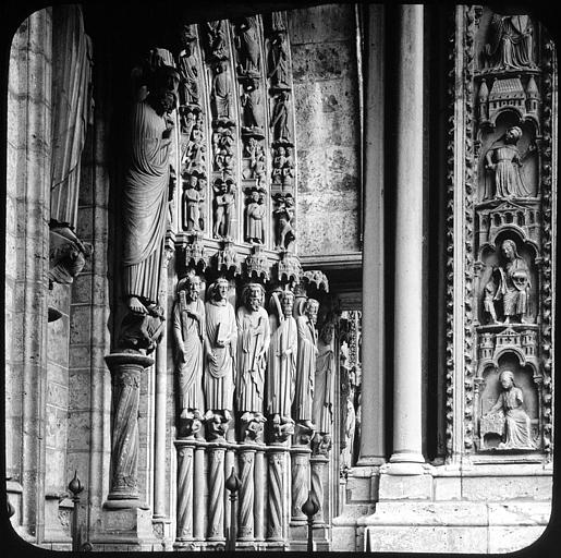 Détail des sculptures du portail central du transept sud