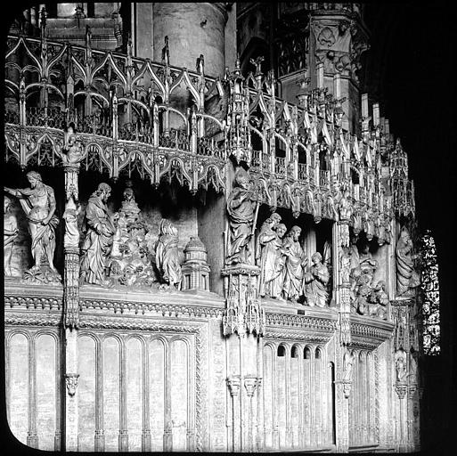 Intérieur, le pourtour du choeur 16e