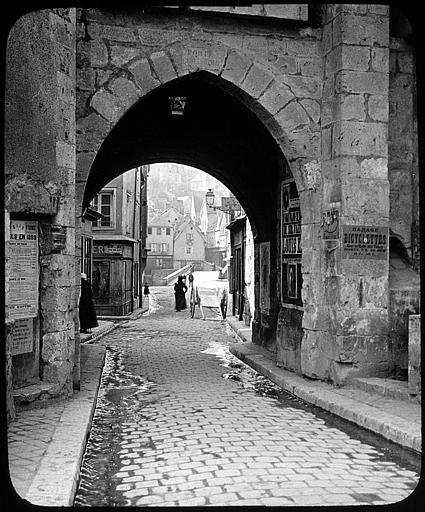 Le passage sous la porte