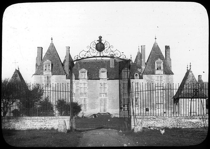 Vue d'ensemble de la façade et du portail d'entrée