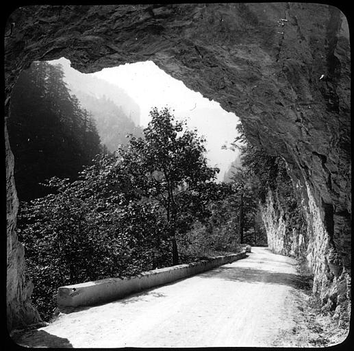 Massif de la Chartreuse : tunnel sur la route de Saint-Laurent-du-Pont au couvent