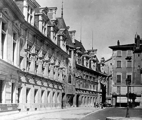 La façade sur la place Saint-André