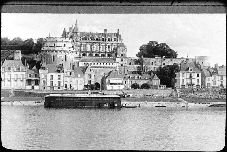 Le château et sa grosse tour vus des bords de la Loire