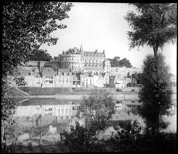 Le château et sa grosse tour vus des bords de la Loire