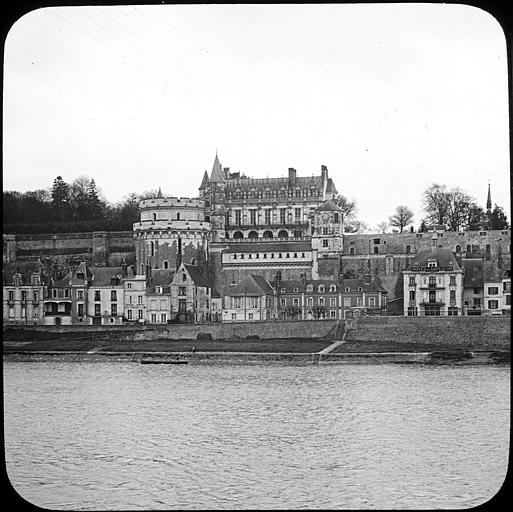 La ville et le château vus des bords de la Loire