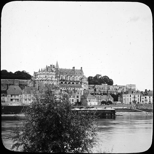 La ville et le château vus des bords de la Loire