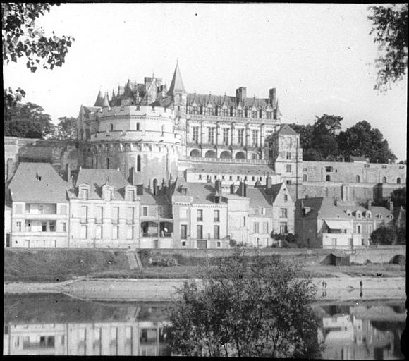 La ville et le château vus des bords de la Loire