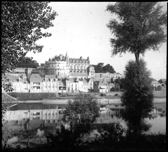 La ville et le château vus des bords de la Loire