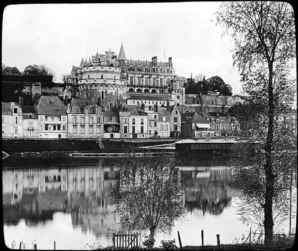 La ville et le château vus des bords de la Loire