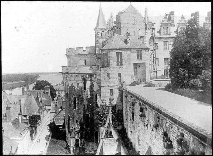 La grosse tour vue des terrasses du château