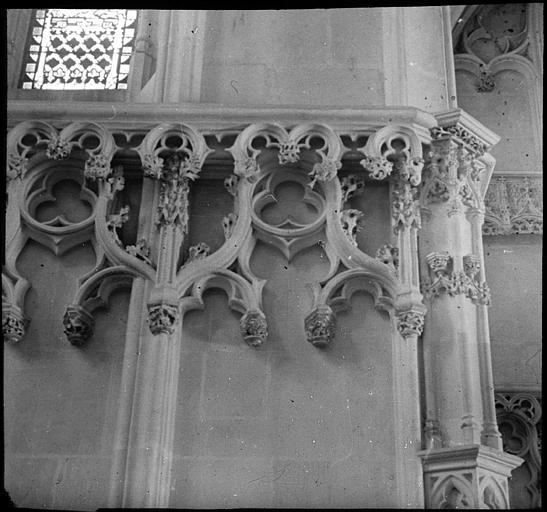 Chapelle Saint-Hubert, intérieur : le diable à la trompette