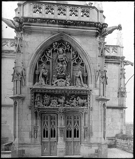 La porte de la chapelle Saint-Hubert