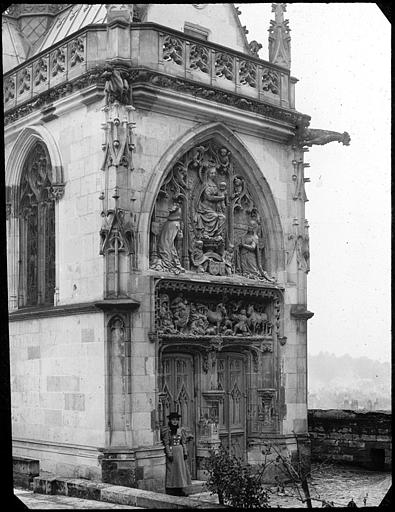 La porte de la chapelle Saint-Hubert