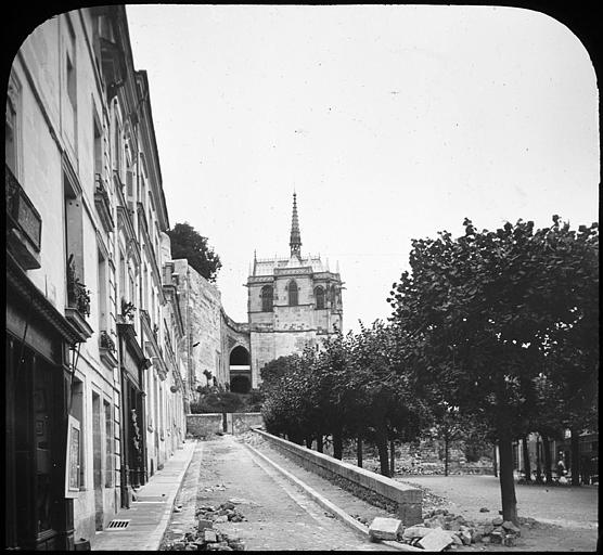 Vue d'ensemble de la chapelle Saint-Hubert prise des terrasses