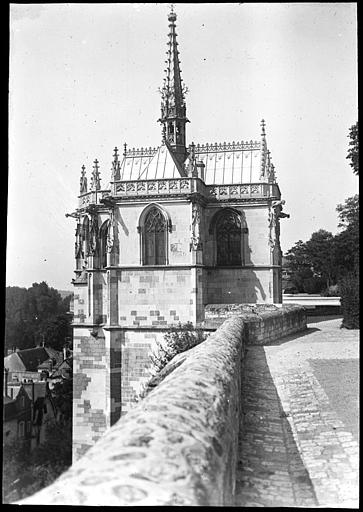 Vue d'ensemble de la chapelle Saint-Hubert prise des terrasses