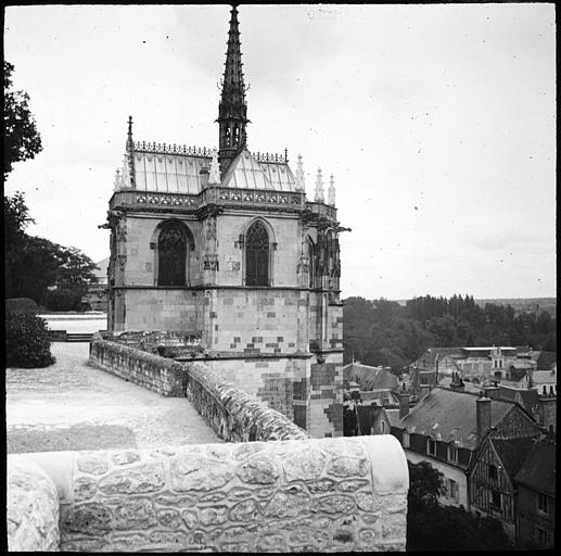 Vue d'ensemble de la chapelle Saint-Hubert prise des terrasses