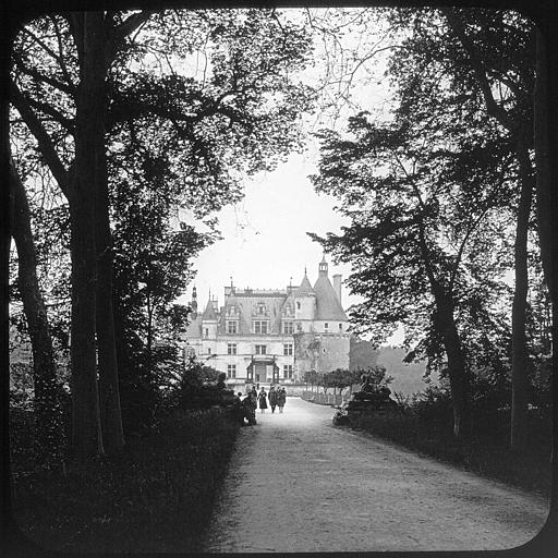 Le château vu de l'entrée du parc